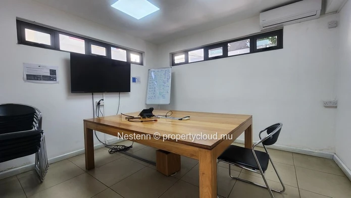 Spacious duplex office of 200 m² close to amenities