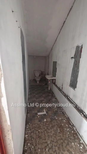 Commercial space for sale in L'Escalier, 165m² livable on a 2,122m² plot, with parking and yard. Concrete constructio...