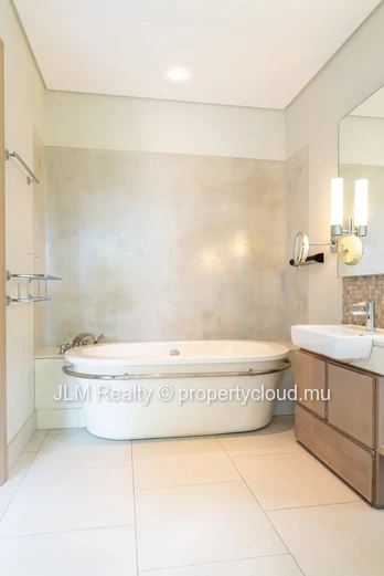 Villa d’Exception avec un magnifique Terrain vue golf à Vendre dans un Domaine Golfique