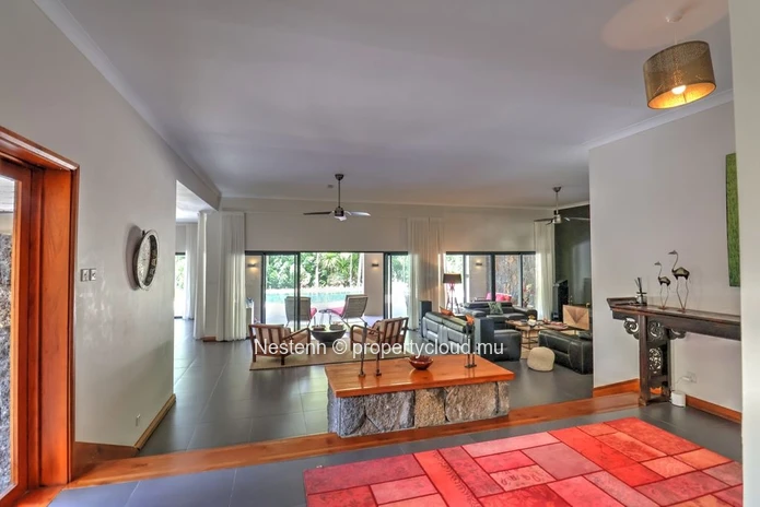 Superbe propriété de plain pied de 4 chambres située dans un écrin de verdure