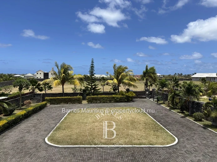 BEAU VALLON - Maison de 493 m² sur terrain de 1 630 m² - 4 chambres