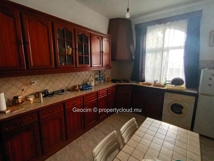 Flic en Flac Morc De Chazal à 5 mns de la plage Maison meublée de 6 càc 2 sdb sur 99 toises. Etage à compléter. (Mandat exclusif)