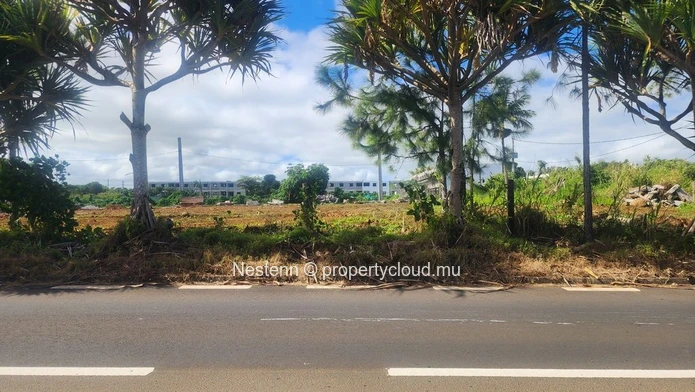 Spacious 2400 m² land close to amenities