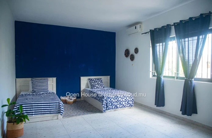 À vendre à Saint Antoine, superbe villa meublée. Elle offre 4 chambres, une piscine privée et un garage double. Idéal...