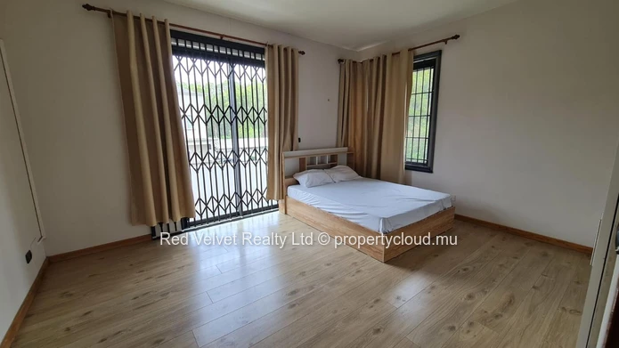 Maison meublée à louer à Ebène, 400m² habitables sur un terrain de 700m². Services et commodités à proximité. Prix Rs...