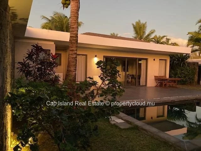 Grand Baie – Élégante villa de 4 ch avec piscine en roche volcanique
