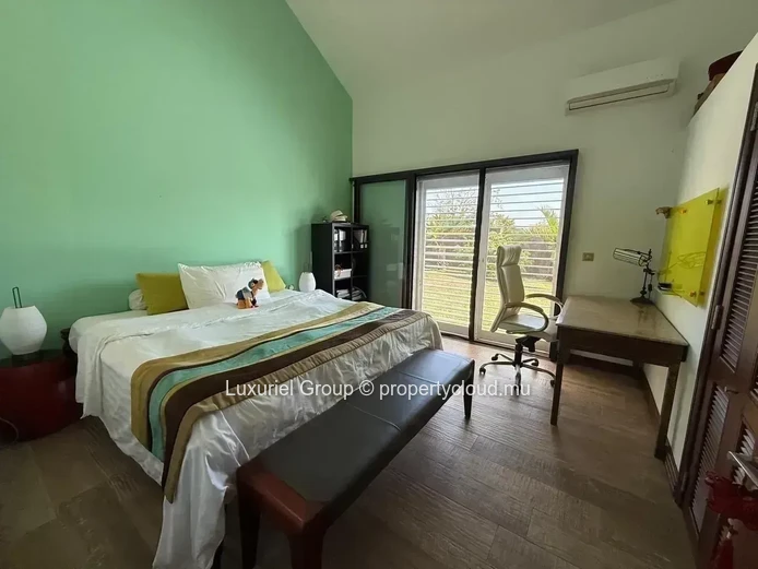 Elegant Contemporary 3-Bedroom Villa With Private Pool In Royal Park