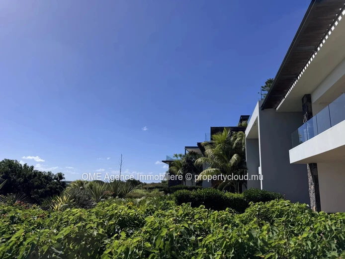 Spacious 3-Bedroom First-Floor Apartment with Covered Terrace