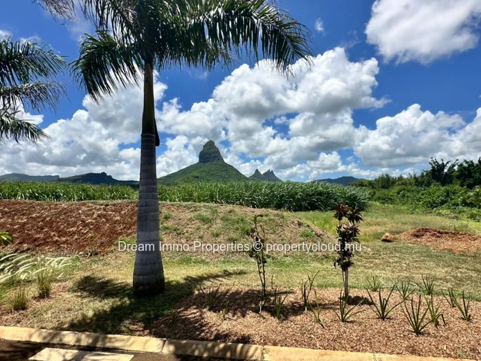2 Grands Terrains Vue Montagne Situés Dans La Résidence West Cape À Tamarin – Ile Maurice