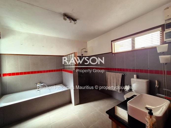 Prime Single-Storey Property for Sale in Floréal – Ideal for Residential or Professional Use