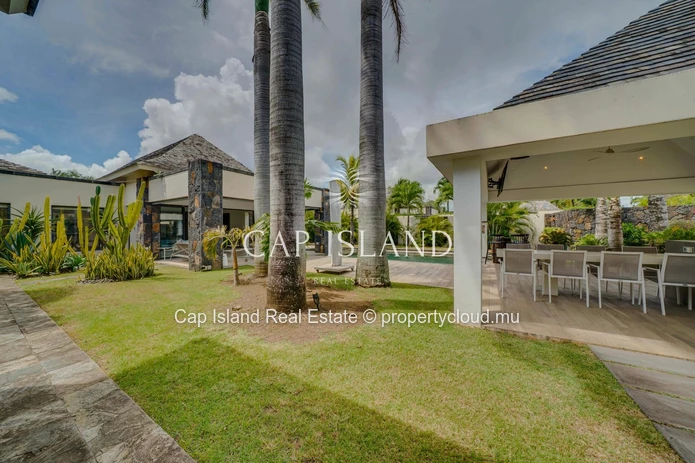 Tropical luxury in a 5-bedroom villa
