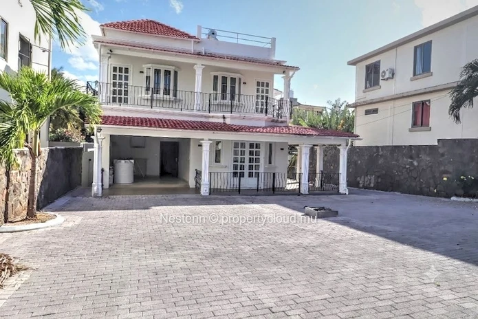 Spacious 5-bedroom family villa Just a 1-minute walk to the beach