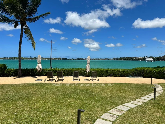 Superb waterfront apartment, Pointe aux Canonniers