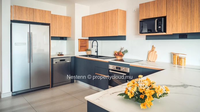 Penthouse contemporain de 3 chambres avec vue sur mer et rooftop privé.