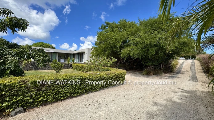 Contemporary 5-Bedroom Villa with Independent Cottage for Rent in Black River