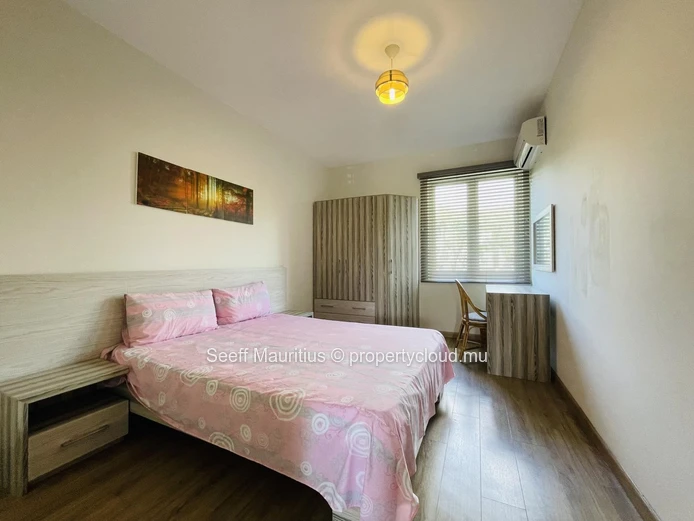 Central Haven: Ideal Apartment Proximity to Schools, Shopping, and Daily Amenities 