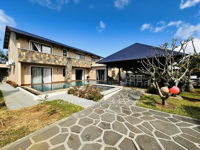 Contemporary Villa With Generous Volumes, Hidden From View