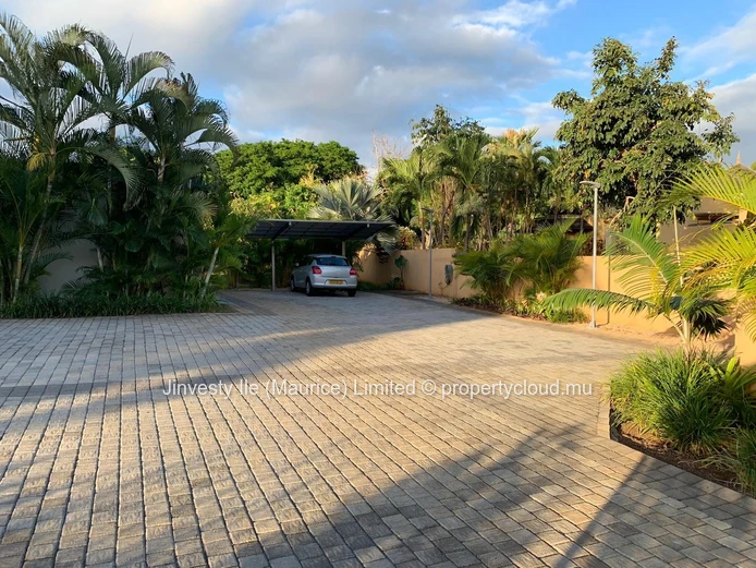FOR SALE — EXCEPTIONAL VILLA 400 m² living space 3200 m² wooded grounds | TAMARIN GOLF COURSE0 m2 on TAMARINA GOLF! i...