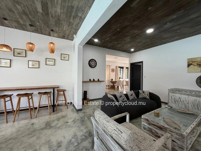 In a private neighborhood, close to the sea, this villa with modern architecture is bright and spacious. It offers in...