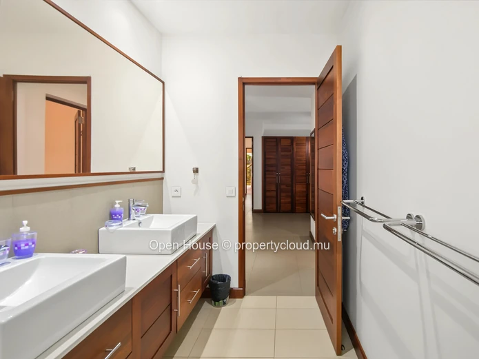 À vendre à Péreybère très belle villa de 3 chambres, 1 bureau, jardin avec gazebo et piscine privée. Accessible à tous.