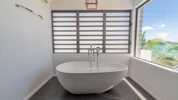 Pereybere – Exceptional penthouse with sea view and direct beach access
