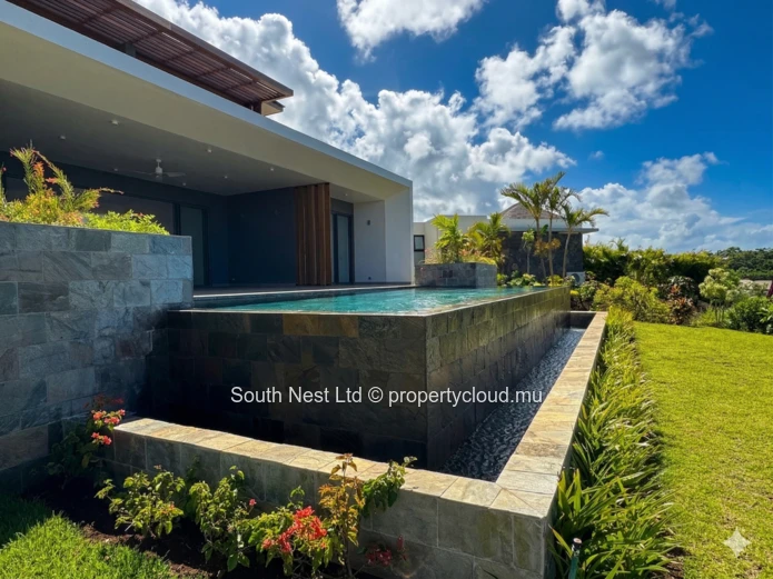 Luxury villa with access to a 5-star lifestyle in Valriche