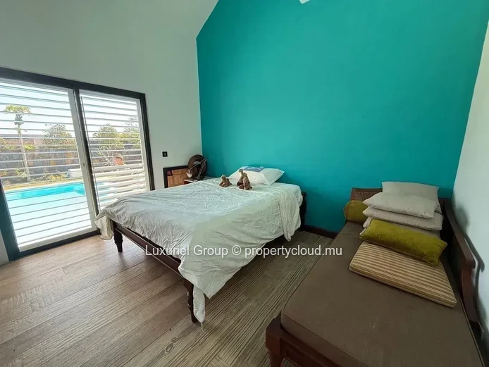 Elegant Contemporary 3-Bedroom Villa With Private Pool In Royal Park