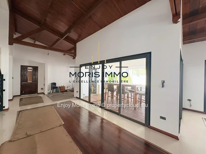 Contemporary Villa 3 Bedrooms with Swimming Pool & Kiosk – For Sale in Grand Bay