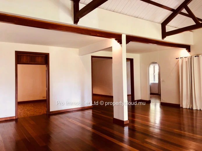 House in the prestigious diplomatic enclave of Avenue King George V, Floréal. FOR RENT