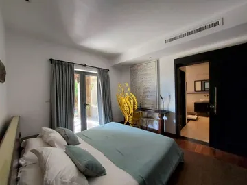 6 Bedroom Villa