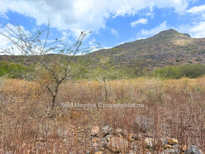 Terrain exclusif avec vue sur les montagnes dans un domaine sécurisé