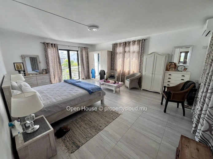 MAURITIAN VILLA in Grand Baie, 300m² living space, 353m² land, 3 bedrooms, office, garden, parking, close to schools,...