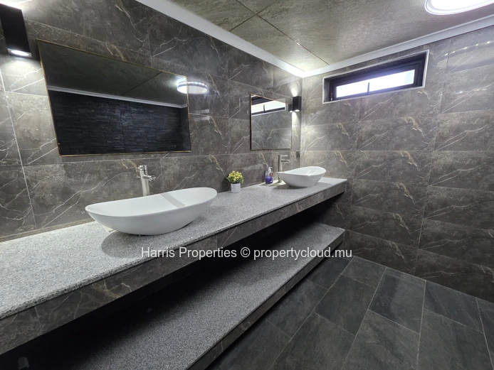 Spacieux et moderne appartement de premier étage à louerà Vale