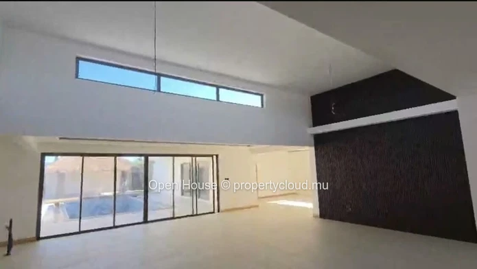 PDS villa for sale in Grand Baie - 435m² of living space - 4 bedrooms including 1 independent apartment - 855m² plot ...