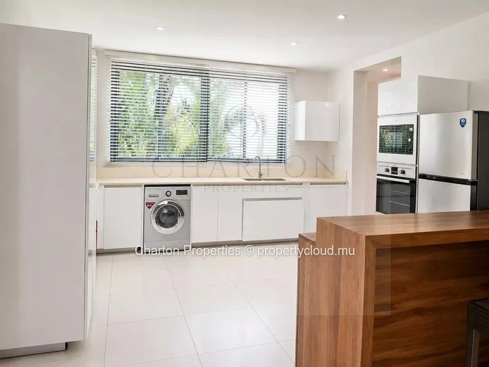 Appartement contemporain de 3 chambres avec vue sur la rivière et le lagon