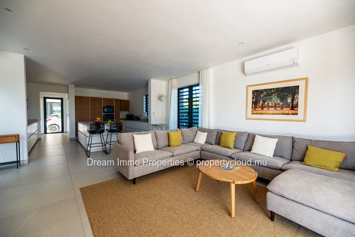 Modern 4-bedroom villa with golf view and private pool at Azuri Village – Mauritius