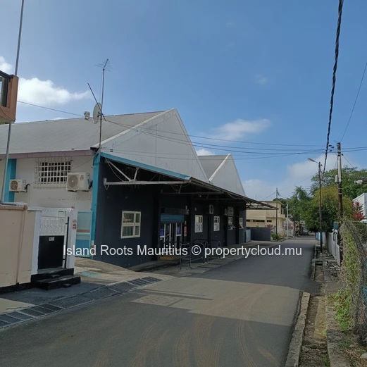 Strategic location - Industrial warehouse for rent in Cassis.
