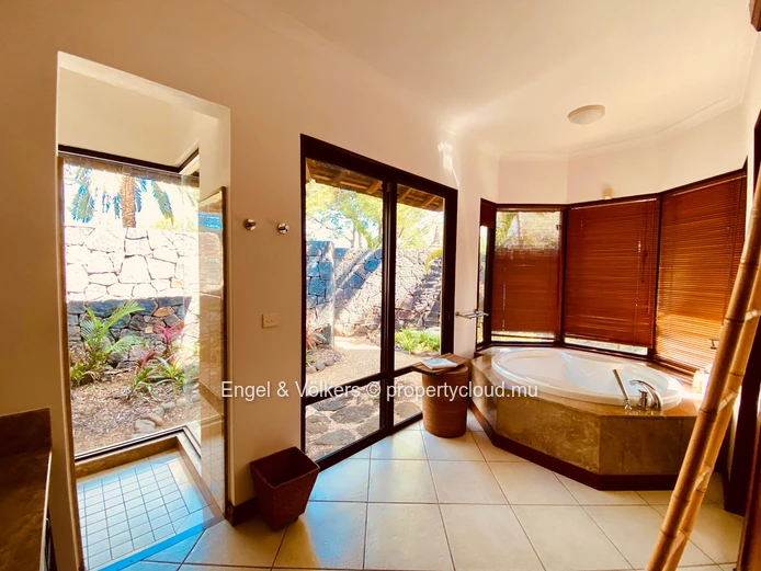 5 Bedrooms Villa on a golf Course
