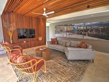 3-bedroom villa with private pool, jacuzzi, sea access, and close to golf