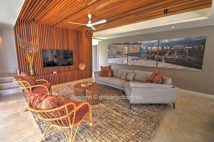 3-bedroom villa with private pool, jacuzzi, sea access, and close to golf