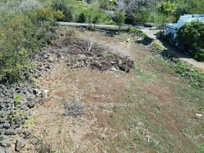 Terrain résidentiel de 844m2 idéal pour maisons ou commerce terrain d'angle divisible 