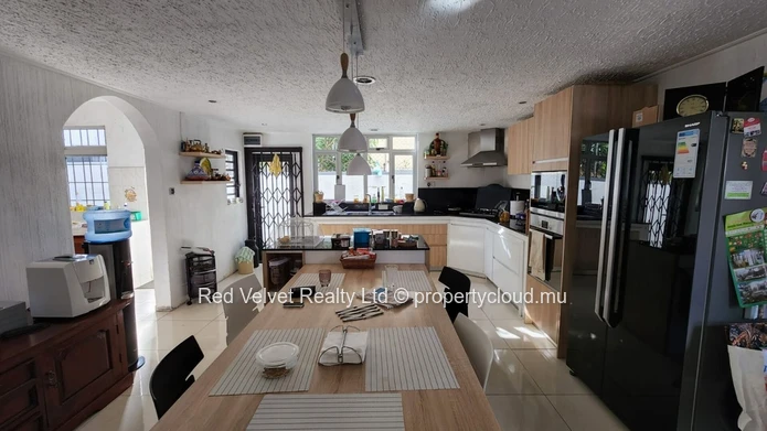 Spacieuse maison de 6 chambres à vendre à Beau Bassin