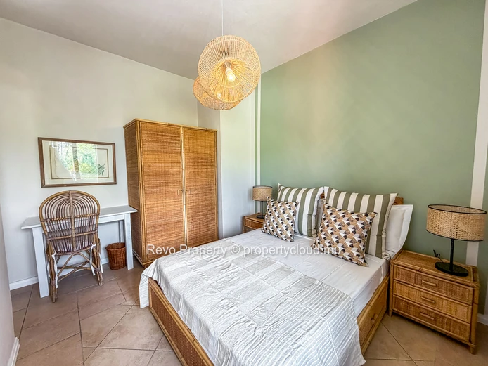 2 Bedroom Penthouse : Steps from Bain Boeuf Beach
