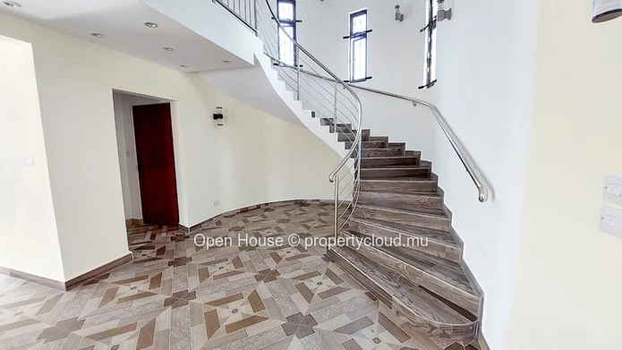 4-Bedroom Villa with Private Pool to Rent in Calodyne