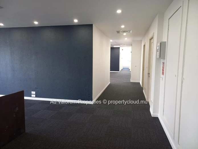Découvrez cet espace de bureaux professionnels de 398 m² situé au 12? étage d'un immeuble prestigieux à Ébène!