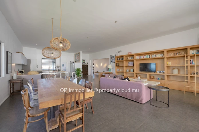 Penthouse meublé de 320 m² à louer à Péreybère avec piscine