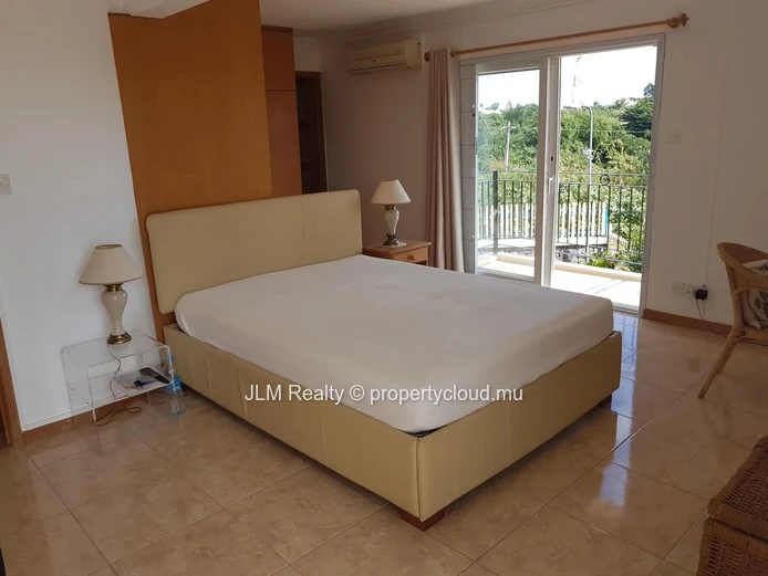 For sale: Seafront villa with walking access to the beach in Calodyne, Mauritius