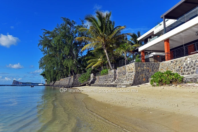 Penthouse à vendre à Péreybère, Grand Baie, 94m², 2 chambres, piscine commune, vue mer, meublé, climatisé. Rs 42M.