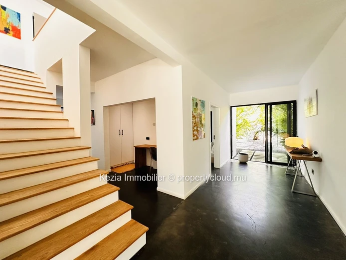 Contemporary Villa In The Heart Of An Exceptional Garden