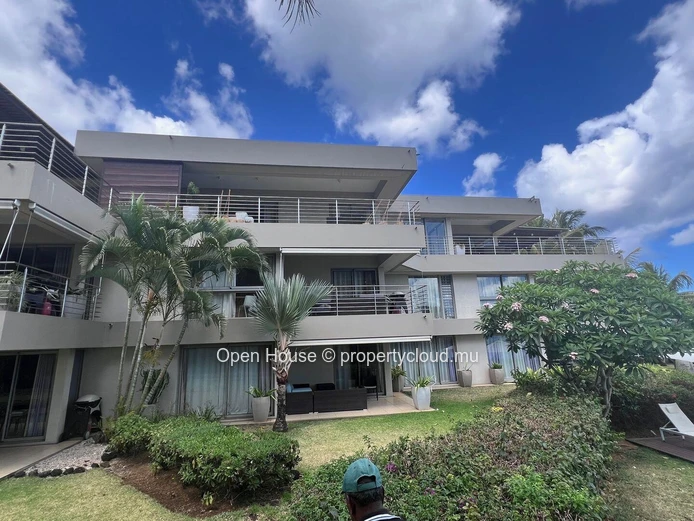 Penthouse pieds dans l'eau, vue panoramique sur la mer et la plage de trou aux biches, 3 chambres en suite. Piscine.